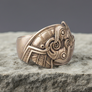 Bronze Ring Huggin and Munninin a rocky surface