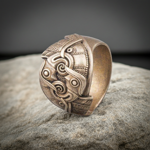Bronze Ring Huggin and Munninin a rocky surface