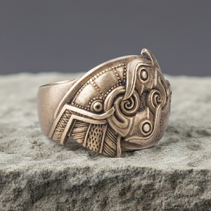 Bronze Ring Huggin and Munninin a rocky surface